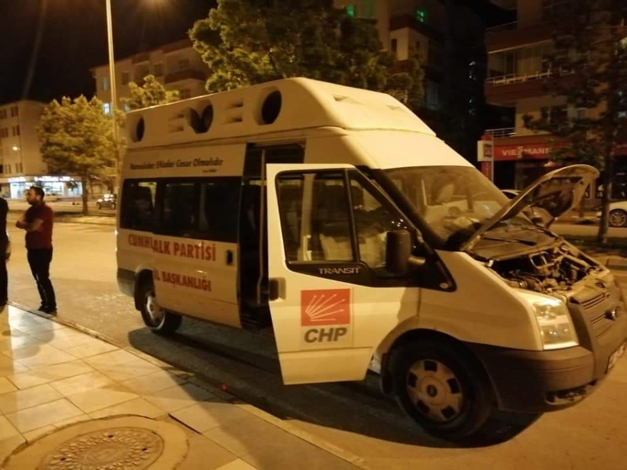 CHP parti aracında yangın