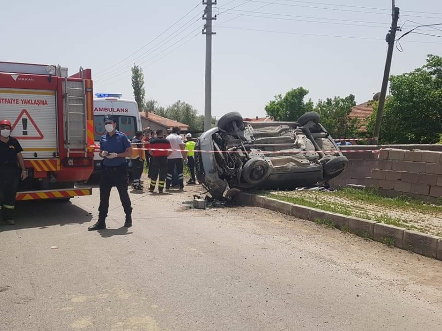 Kontrolden çıkan araç bahçe duvarına çarparak durabildi:1 ölü, 1 yaralı