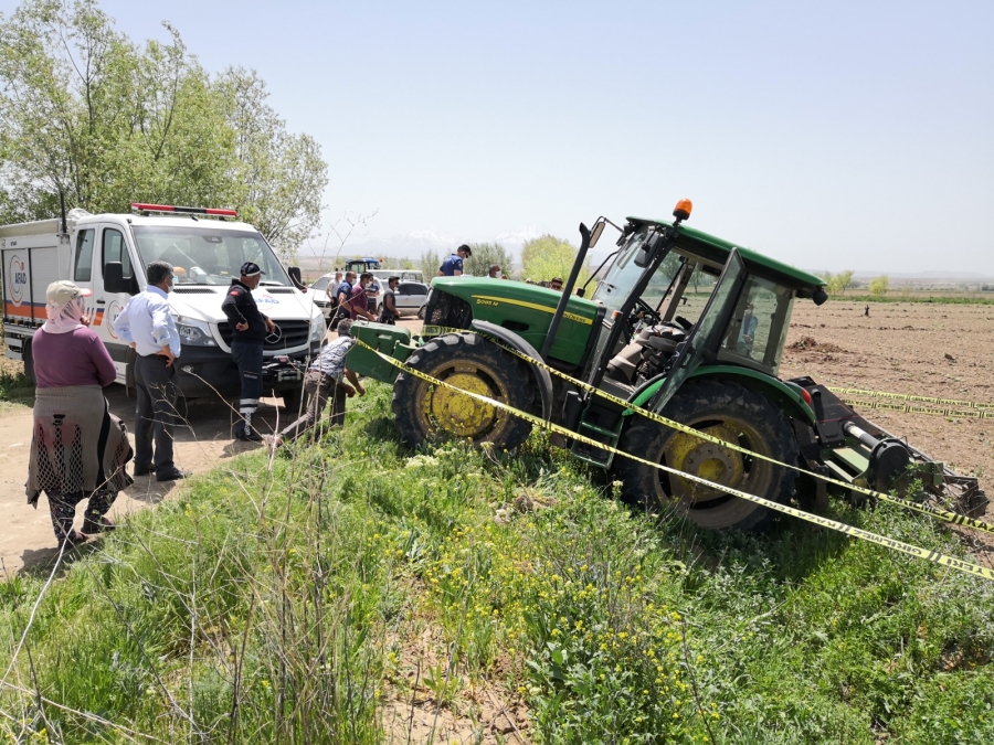Traktörü temizlemek isterken canından oldu