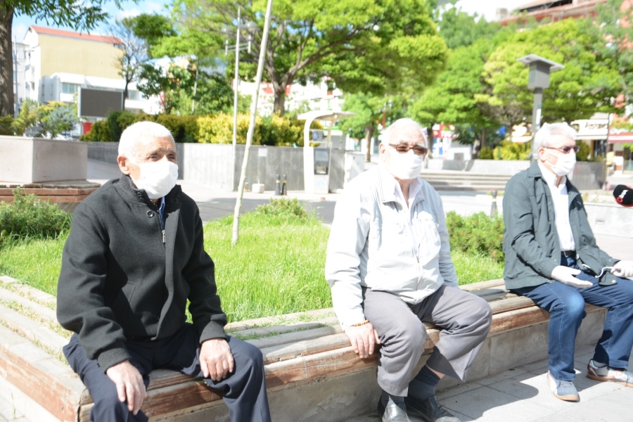65 yaş üstü vatandaşlar bayramın keyfini sokaklarda çıkardı