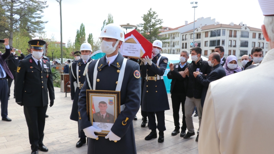 Aksaraylı şehit sosyal mesafe ile kılınan cenaze namazı sonrası defnedildi