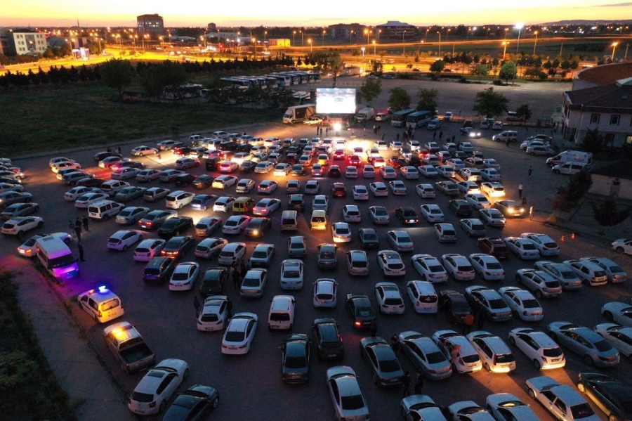 Arabada sinema keyfine büyük ilgi