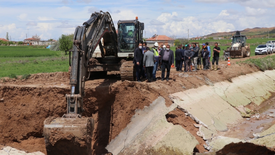 Sulama kanalı patladı, tarlalar ve evler sular altında kaldı