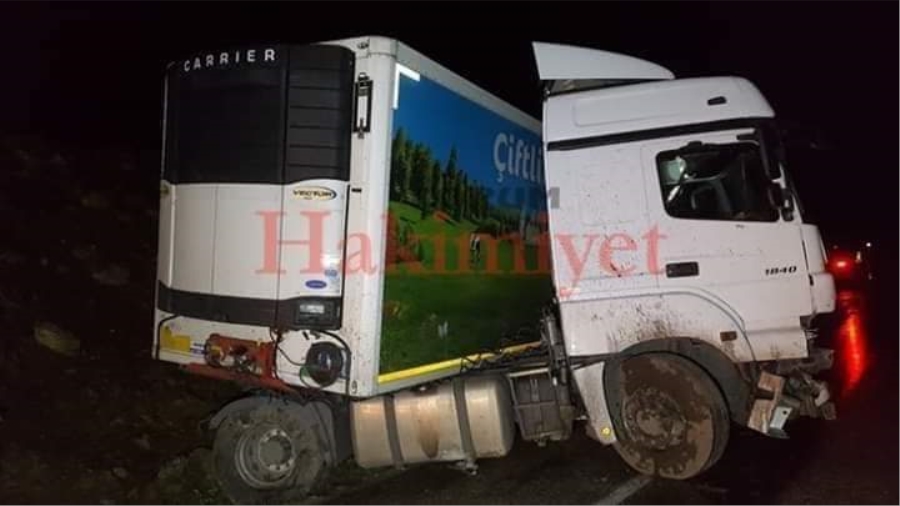 Karşı şeride geçen TIR otomobili biçti:1 ölü