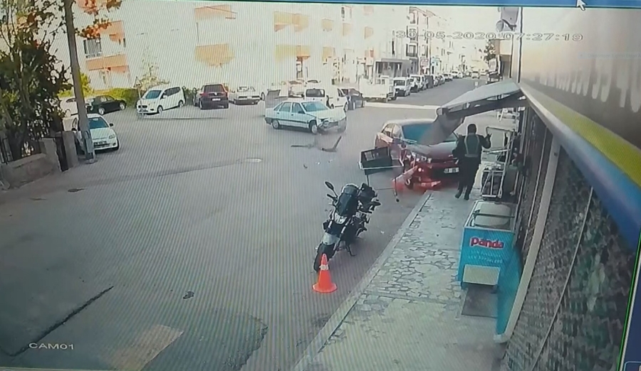 Otomobil ile dükkan arasında kalmaktan son anda kurtuldu