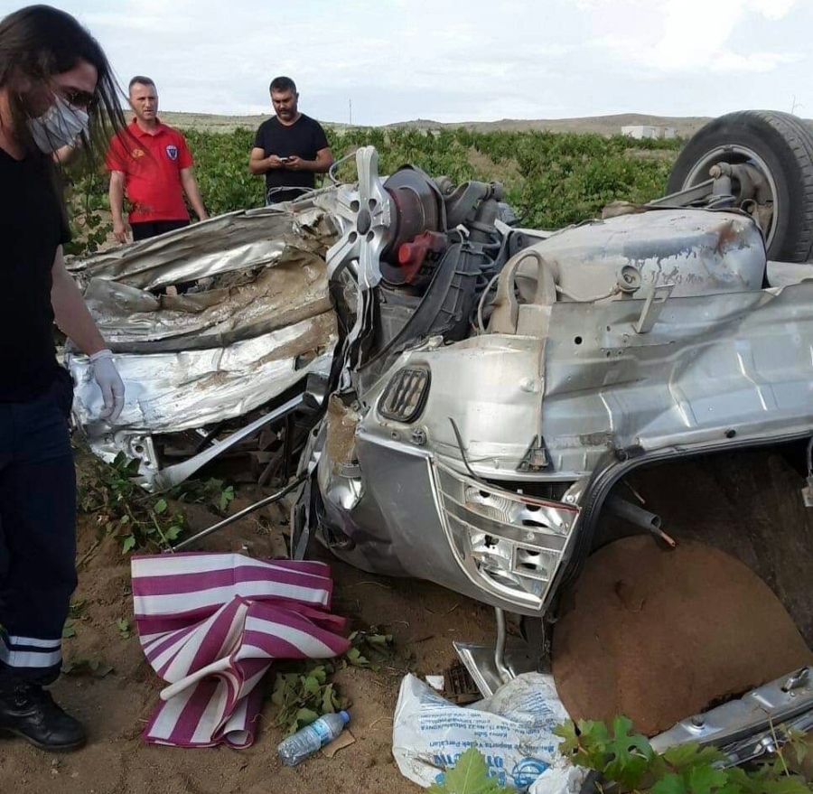 Otomobil takla attı:2 ölü 1 ağır yaralı