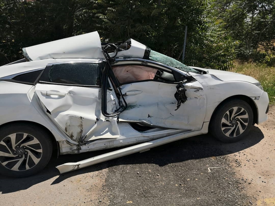 Karayoluna çıkan otomobile kamyon çarptı: 2 yaralı