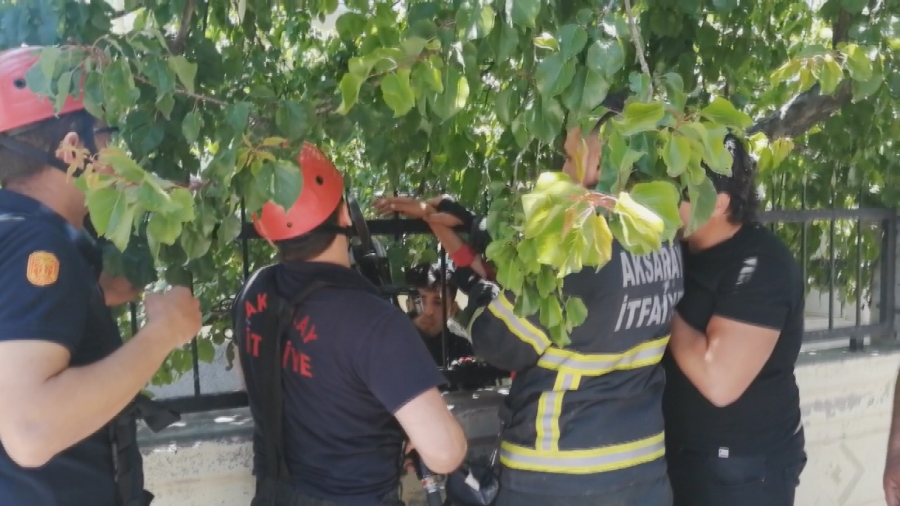 Küçük çocuk eline saplanan demirle hastaneye kaldırıldı