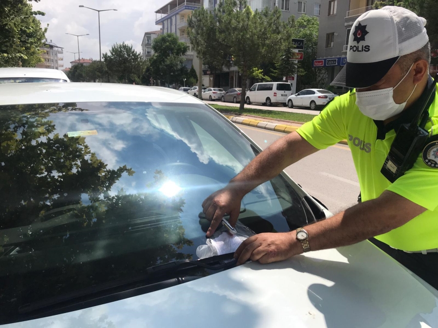 Sahibine ulaşamadı, “Aracınıza çarpan benim” notu bıraktı