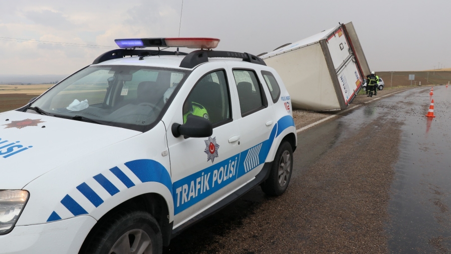 Şarampole devrilen tırdan burnu bile kanamadan çıktı
