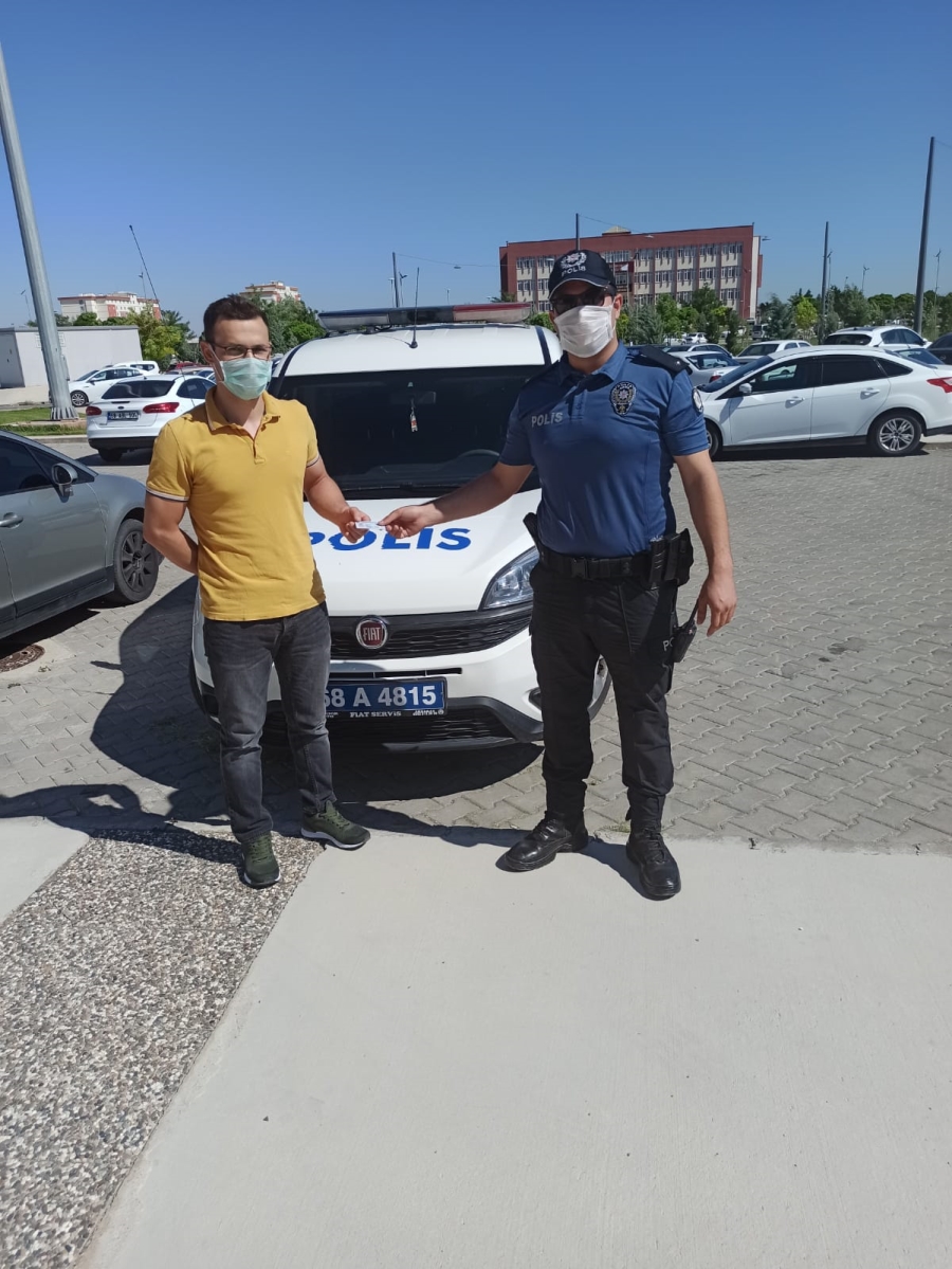 Kimliğini unutan öğrenciyi 2 dakika kala polis ekipleri sınava yetiştirdi