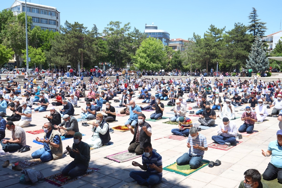 Cuma namazı alınan tedbirlerle huzur içerisinde kılındı