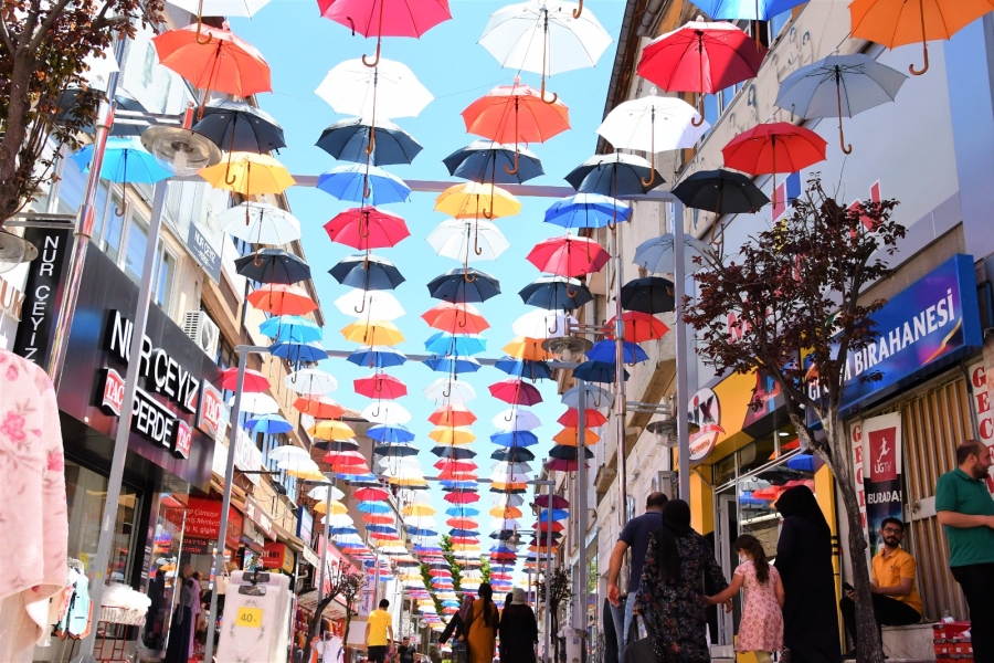 Şemsiyeli sokak rengarenk görünüme kavuştu