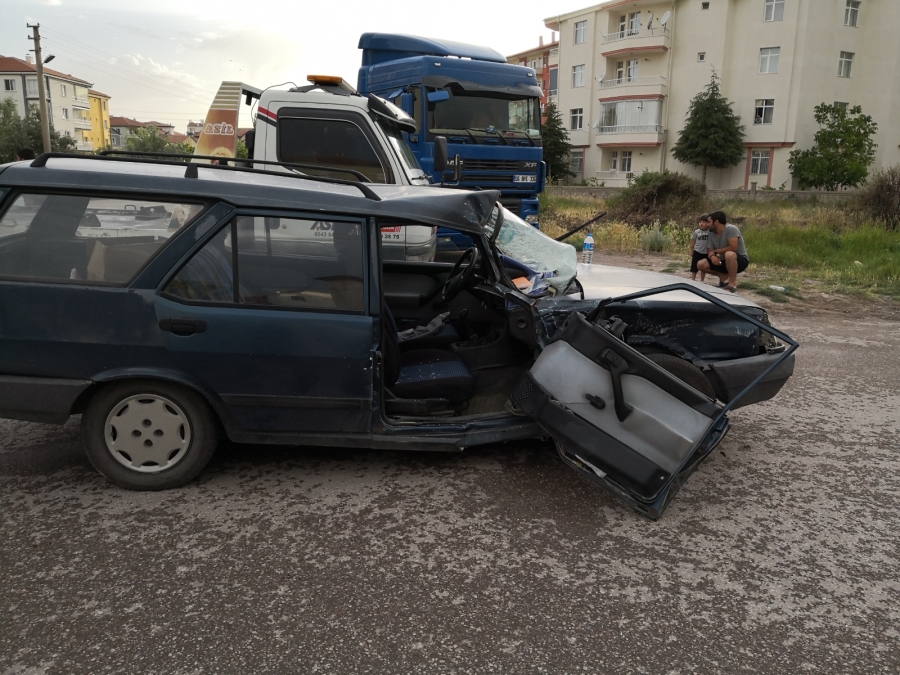 Minibüs ile otomobil çarpıştı: 3 yaralı