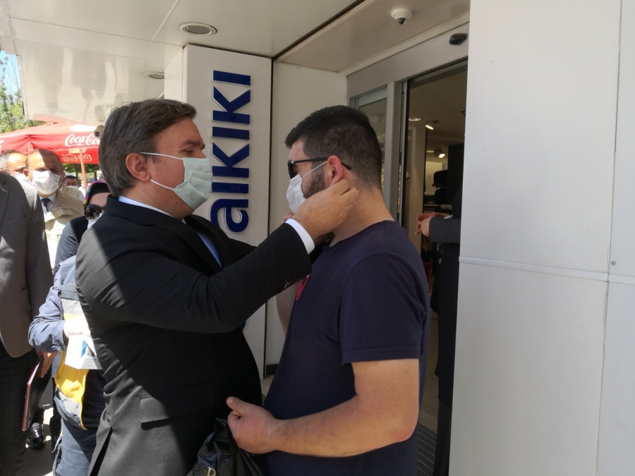 Vali Aydoğdu vatandaşlara bir bir maske taktı