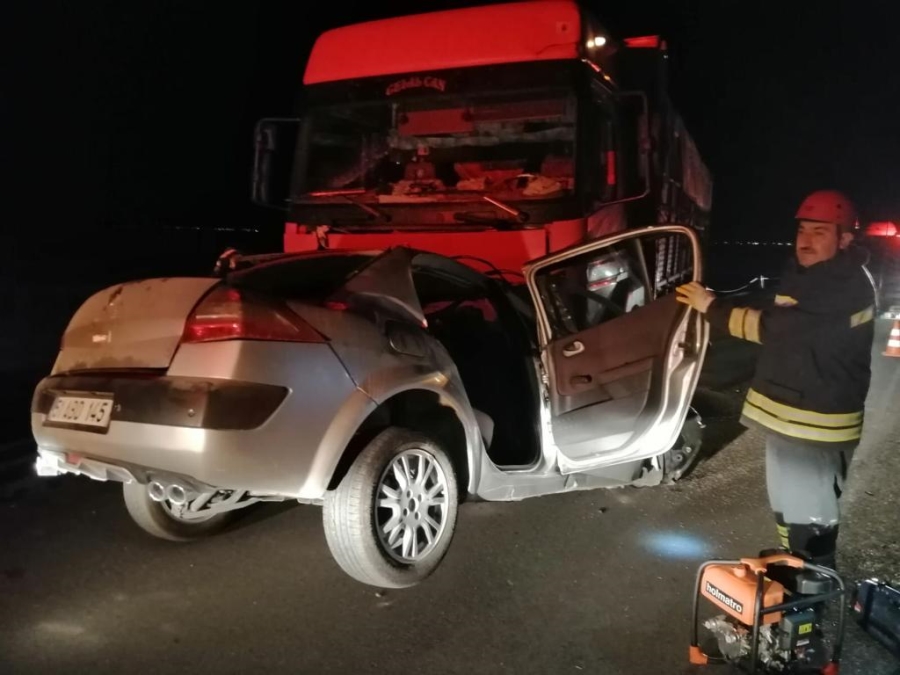 Karşı şeride geçen otomobil kamyonun altına girdi:1 ölü