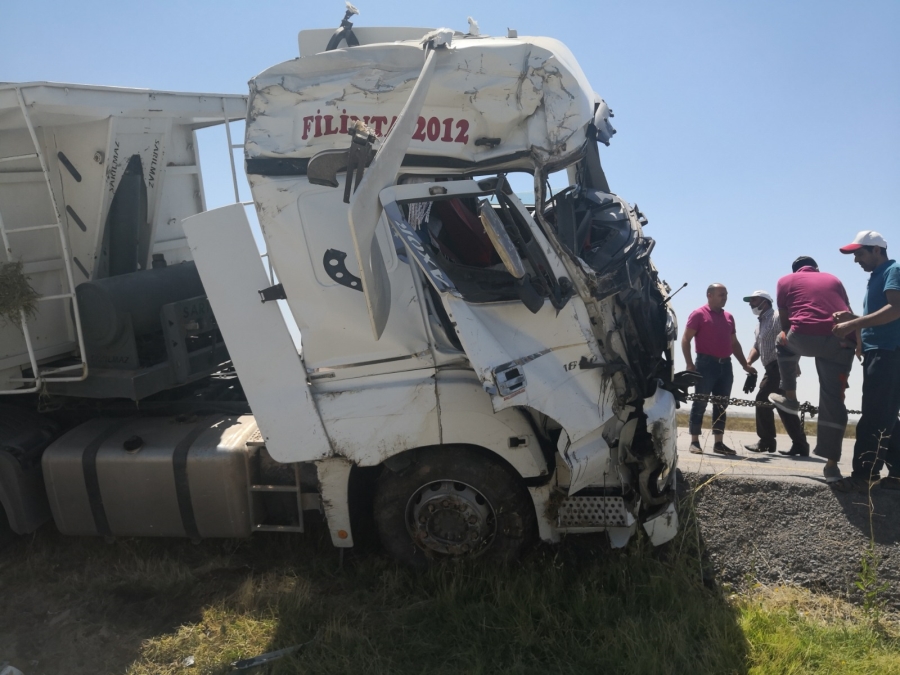 Aksaray’da hayvan yemi yüklü tır devrildi: 1 yaralı