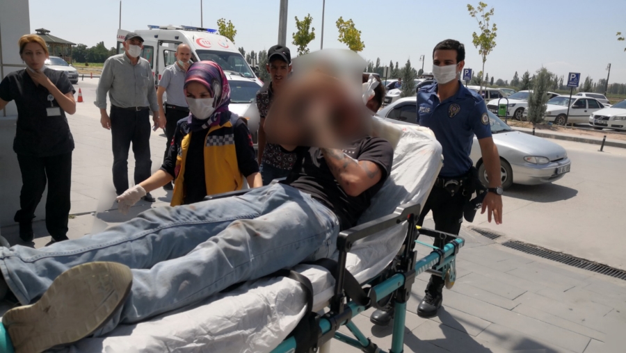 Bıçaklanan genç bir gün sonra kendini bıçaklayan genci hastanelik etti