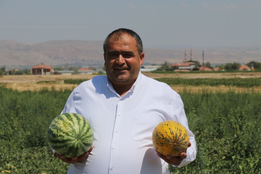 Olmaz denilen çorak topraklarda organik kavun karpuz ürettiler