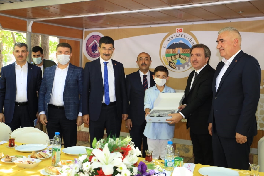 Aksaray protokolü vatandaşlarla bayramlaştı