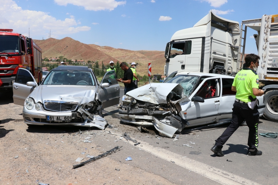 Otomobiller kafa kafaya çarpıştı: 2 yaralı