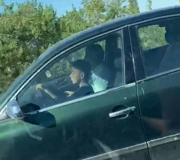 Küçük yaştaki çocuk otomobil kullanırken görüntülendi