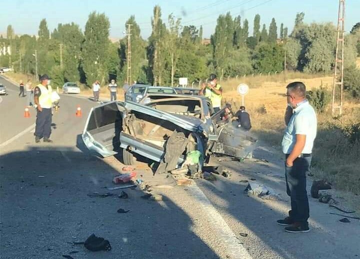 Otomobil ile çekici çarpıştı:1 ölü 1ağır yaralı