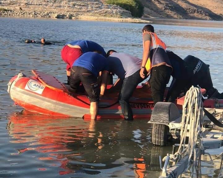 Serinlemek için girdiği gölden cansız bedeni çıktı