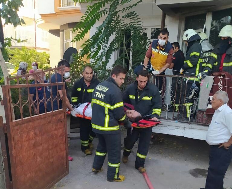 Yangında kolları yanan vatandaş itfaiye ekiplerince kurtarıldı