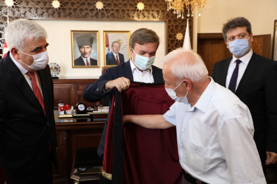Yılın ahisine kaftan giydirildi, kalfa ve çıraklar ödüllendirildi