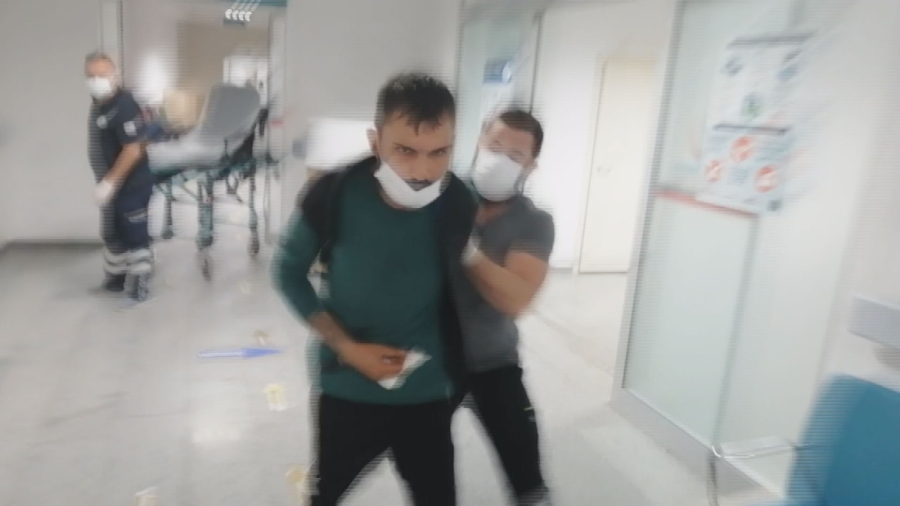 Bıçaklanan yaralı yarasını unutup basına saldırdı