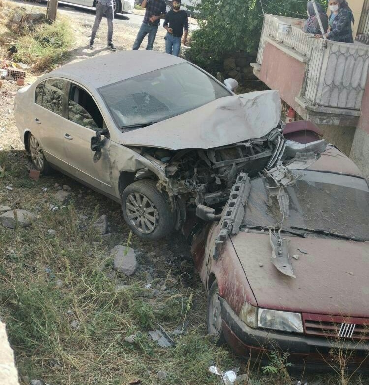 Çarpışan otomobil önce yayaya  çarptı,ardından bahçedeki otomobilin üzerine uçtu