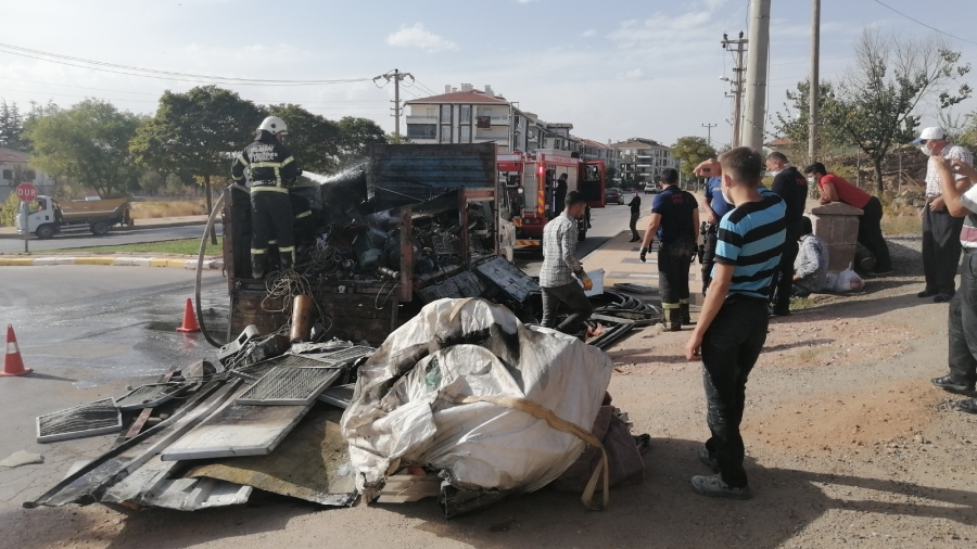 Hurda yüklü kamyonet yandı