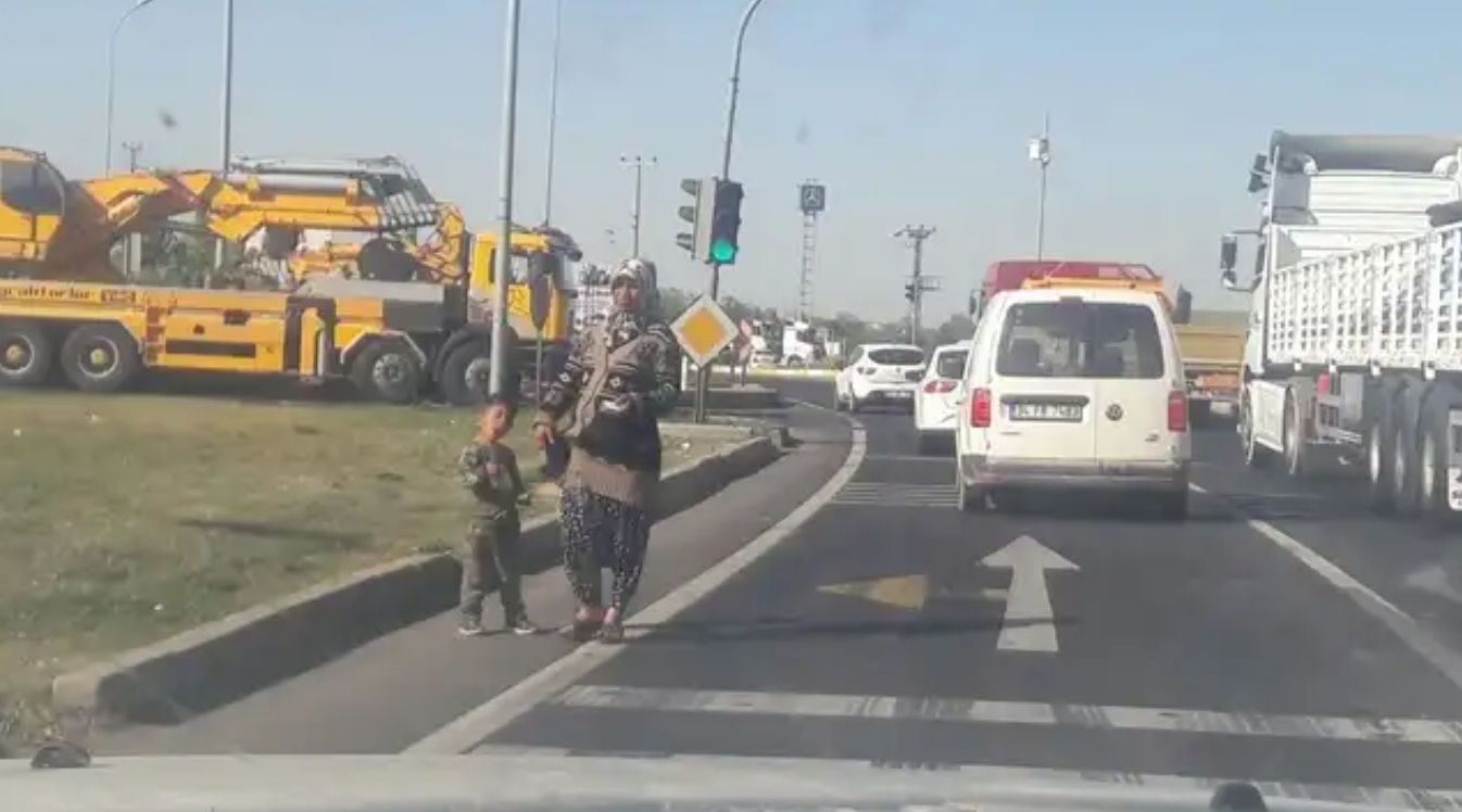 Çocuk dilencilerin trafik ışıklarındaki ölüm oyunu