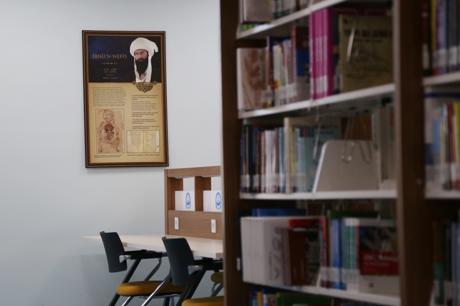 Kütüphane duvarları bilim insanları ve filozofların bilgilendirme panolarıyla süslendi