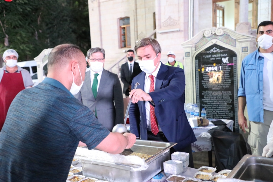 Aksaray Valisi Hamza Aydoğdu Vatandaşlara Aşure Dağıttı