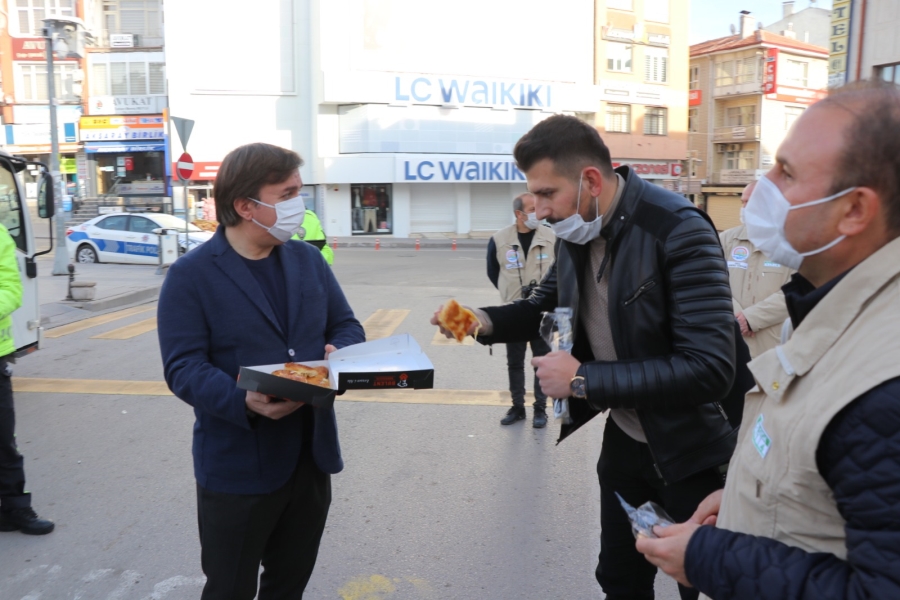 Vali Aydoğdu görevli polislere börek ikram etti