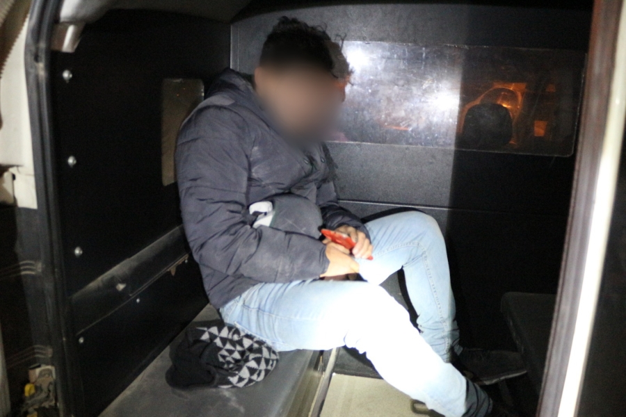Bekçilerden kaçmaya çalışan genç yoklama kaçağı çıktı