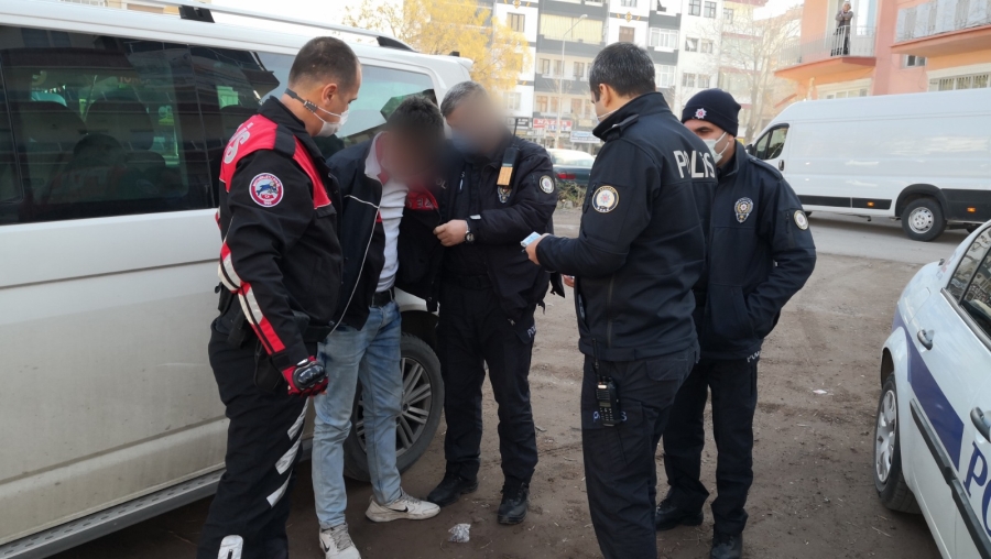 Kısıtlamayı ihlal edip sahte para ve eroinle yakalandılar