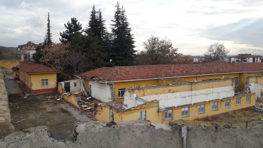 Boşaltılan cezaevi madde bağımlılarının mekanı oldu