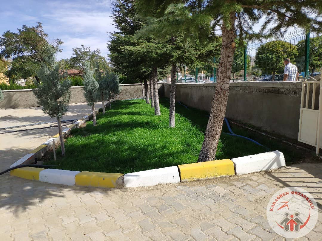 Öğretmen ve Öğrenciler Okulun Çevre Düzenlemesini Kendileri Yapıyor