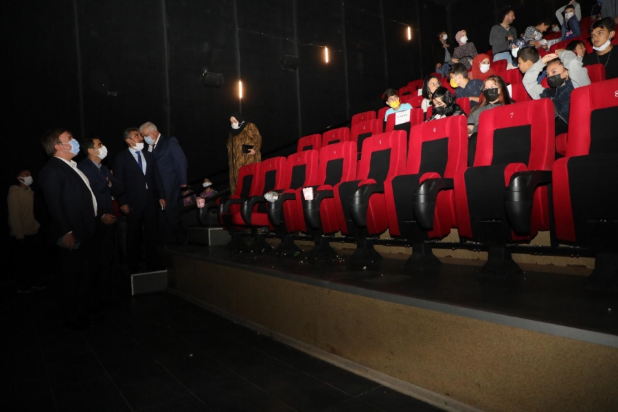 Hiç sinemaya gitmemiş çocuklar hazırlanan proje kapsamında sinema ile tanışıyor