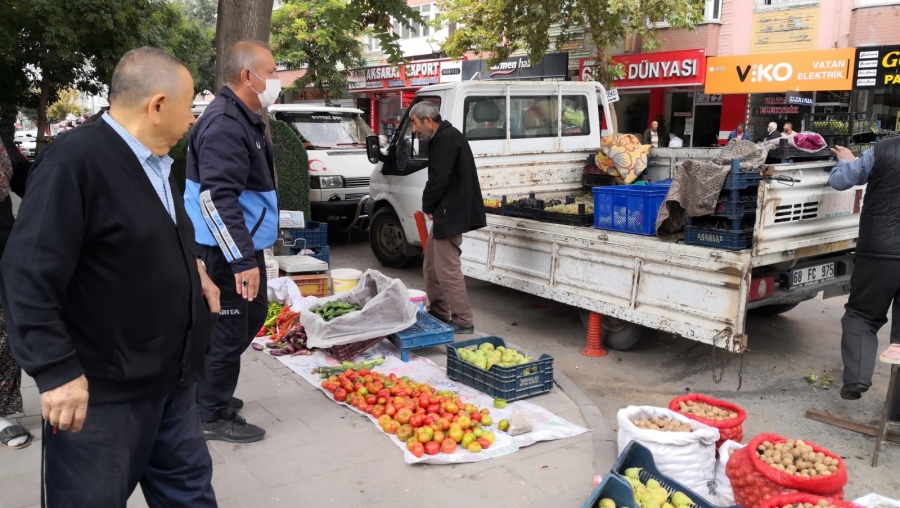 Tezgahı kaldırmak isteyen zabıta ekipleri kendilerini sopalı kavganın içinde buldu