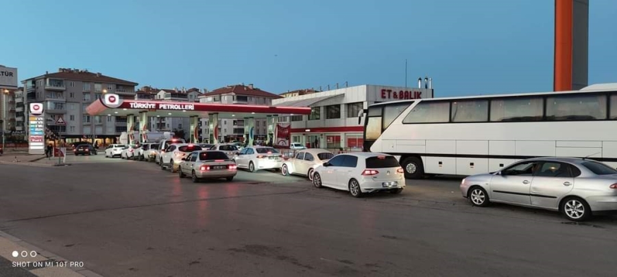 Benzin ve motorine zammı duyanlar istasyonları doldurdu!