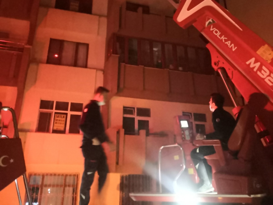Kapının anahtarını içeride unuttu yardımına itfaiye yetişti