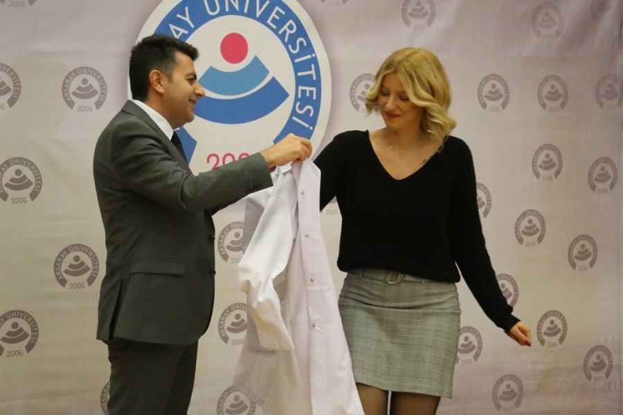102 öğrenci beyaz önlük giyerek mesleğe ilk adımı attı