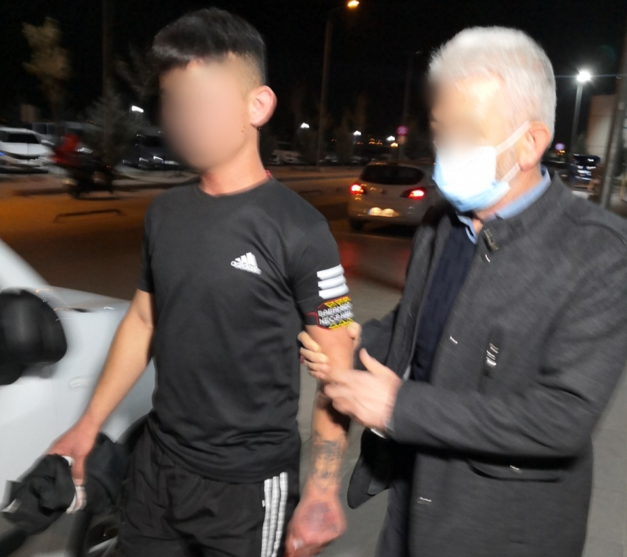 Önünü kestiği genci darbeden şahıs, müdahale eden bekçiyi bıçakladı