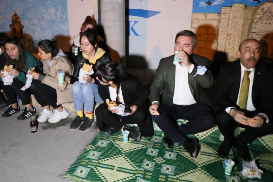  Vali öğrencilerle önce boyadı sonra kaldırıma oturup köfte ekmek yedi