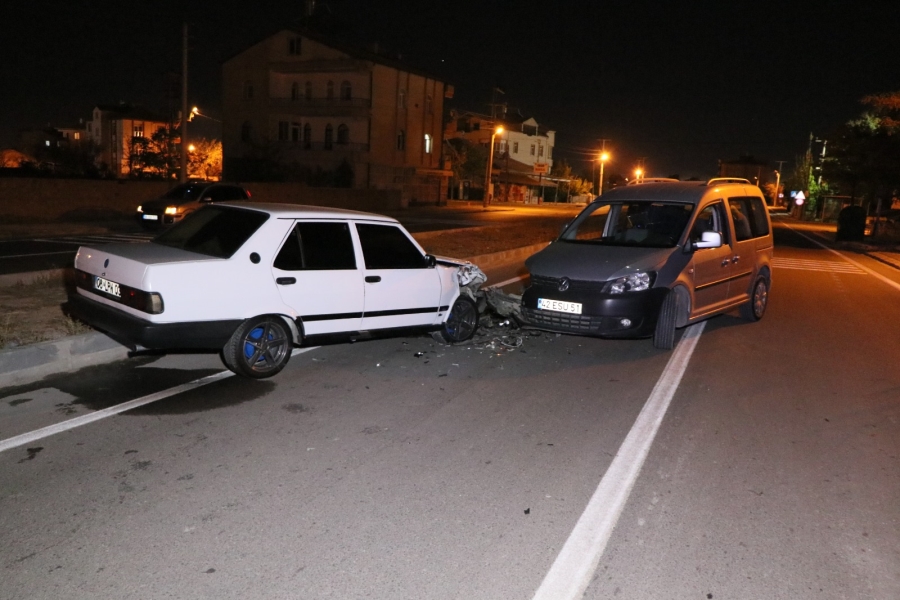 Ters yöne girerek kaza yapan alkollü sürücü polise  