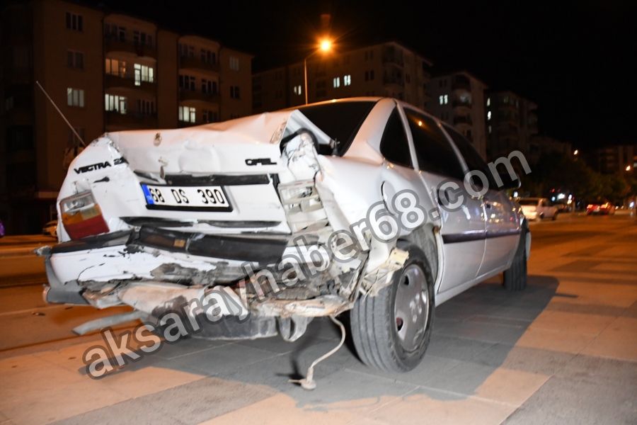 Minibüsle çarpışan otomobil kaldırımdaki hamile kadına çarptı
